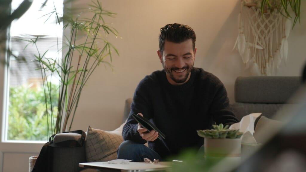 alex vizeo passer action sourire